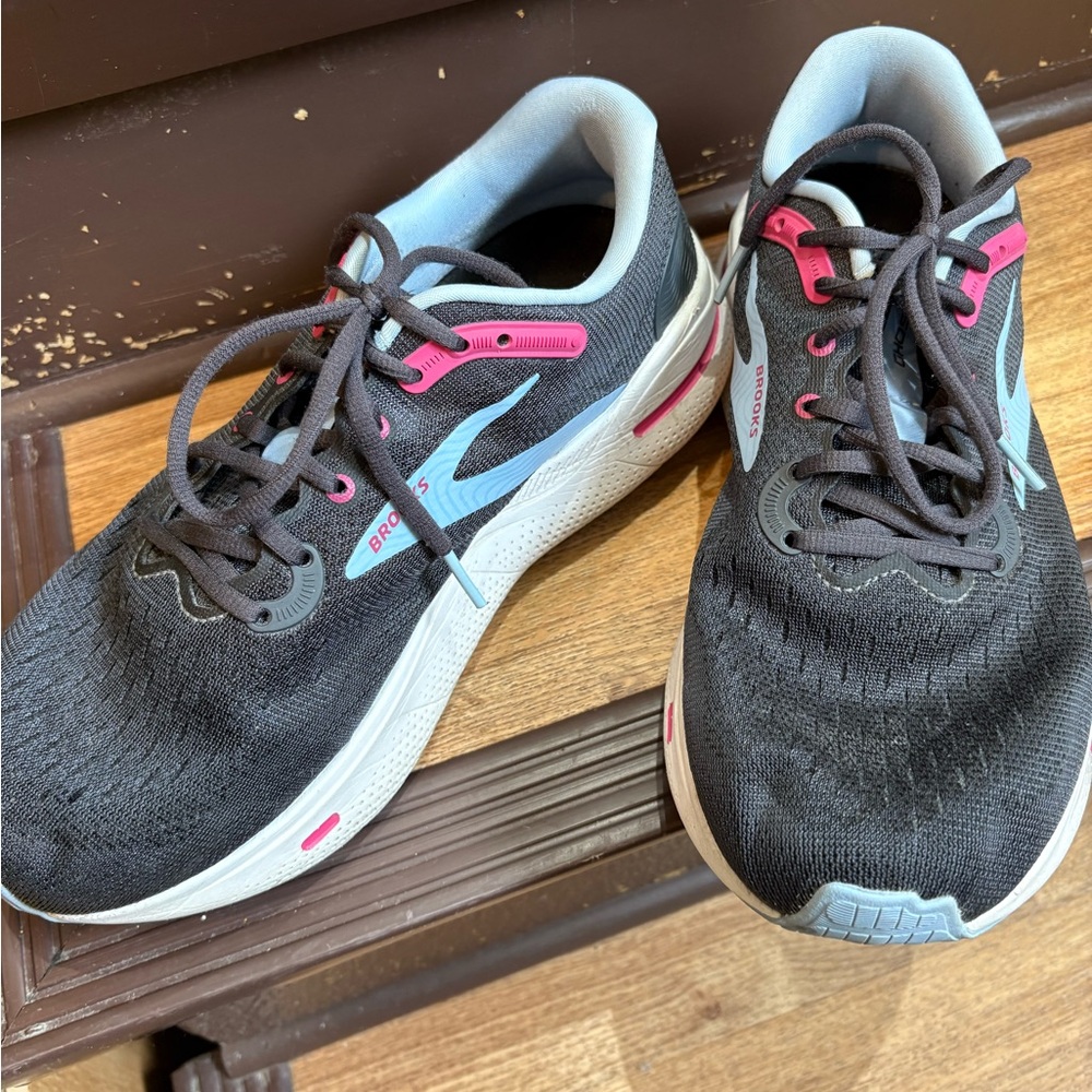 Brooks Women's Black and Pink Athletic Shoes